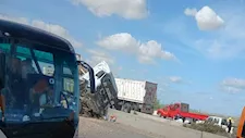 بالصور- انقلاب سيارة نقل ثقيل محملة بالزلط على طريق الإسكندرية الصحراوي