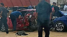 بينهم طفلة وأسرة.. إصابة 5 أشخاص في تصادم سيارتين على طريق السويس