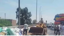 سقوط حمولة "جامبو" أعلى كوبري قها بالقليوبية.. وتدخل سريع لتسيير حركة المرور (صور)