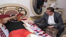 "طرق بابهم".. محافظ بورسعيد يزور أسرة مصابة في حادث سير بعد استغاثتهم (صور)