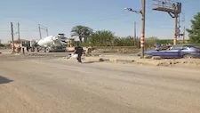 أثناء مرور القطار.. سيارة خرسانة تقتحم مزلقان الشلال ببني سويف - صور