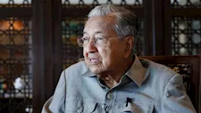 وفاة زوجة رئيس الوزراء الماليزي الأسبق مهاتير محمد عن 100 عام