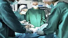 ليس مجرد تقليد.. لماذا يرتدي الجراحون اللون الأخضر أثناء العمليات؟