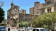 خطر داهم بميدان بالاس.. أهالي المنيا يستغيثون لإزالة بقايا عقار منهار- صور