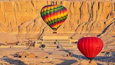 سماء الأقصر تتزين بـ 49 رحلة بالون.. 1300 سائح يستمتعون بمشاهدة المعالم الأثرية من الجو
