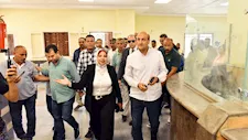 محافظ أسيوط يتفقد التشغيل التجريبي لمجمع خدمات المواطنين بديروط الشريف -صور