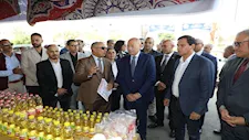 بالصور.. محافظ القاهرة يفتتح معرض "مع أهالينا" للسلع الغذائية بحي السلام