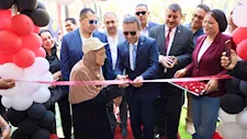 محافظ المنوفية يصطحب مسنة خلال افتتاح معرض أهلاً مدارس بـ شبين الكوم