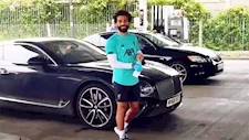 بنتلي ولامبورجيني وأودي.. شاهد بالصور أسطول سيارات محمد صلاح وأسعارها