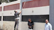 "نزل من مكتبه ومسك فرشاة".. مدير التعليم الخاص بطامية يشارك في دهان المدرسة - صور
