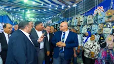 بأسعار مخفضة.. محافظ الإسكندرية يفتتح معرض "أهلًا مدارس" بميدان محطة مصر - صور