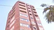 ميل برج سكني بالقوصية يثير القلق.. وقرارات هندسية بإزالة طابقين بأسيوط