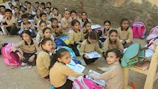أزمة كثافة بالشرقية.. تلاميذ "العدلية" على الأرض والتراب أثناء اليوم الدراسي -صور 