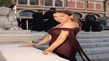 ريا أبي راشد تخطف الأنظار في حفل افتتاح مهرجان فينيسيا السينمائي