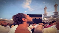 تامر هاشم يؤدي مناسك العمرة: أجمل رحلة للقلب والروح   