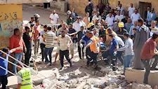محافظ المنيا يوجه بإخلاء العقارات المجاورة لمنزل عزبة شاهين المنهار احترازيًا -صور