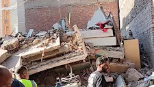 انهيار منزل من 3 طوابق بالمحلة وجهود مكثفة للبحث عن صاحبه تحت الأنقاض