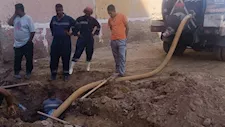 كسر مفاجئ بخط مياه يقطع الخدمة عن منطقتي العقاد والإسكان المتميز بأسوان