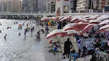تغيير مفاجئ.. استبدال لون الرايات بشواطئ غرب الإسكندرية- صور