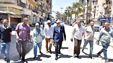 افتحوا الطريق للناس.. محافظ الأقصر يترك موكبه ويكمل جولته على الأقدام