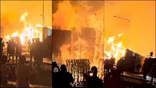 15 سيارة إطفاء تحاصر حريق مصنع كرتون خلف سوق العبور بالقليوبية - صور