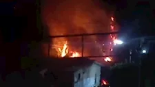 النيران امتدت للأشجار.. اندلاع حريق قرب محطة السكة الحديد بمنوف