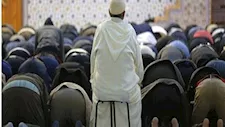 متى يجوز لشخص الصلاة جالسًا على كرسي؟.. أمين الفتوى يوضح