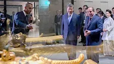 مرشد سياحي يكشف كواليس جولة الرئيسين السيسي والصيني بالمتحف الكبير