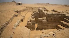 كشف أثري جديد في سقارة.. مقبرة لكبار موظفي الدولة من الأسرة الخامسة