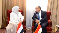 وزير الخارجية يبحث مع نظيرته اليمنية دعم استقرار اليمن وأمن البحر الأحمر