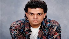 عمرو دياب يشارك في تريند الثمانينات بصورة حقيقية من ألبوم "متخافيش"