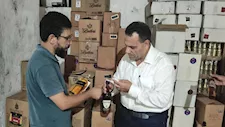 زوروا شعار المنطقة الحرة.. ضبط 5 آلاف زجاجة خمور مجهولة المصدر بالإسكندرية - صور
