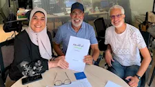 "دايبين في صوت الست".. مدحت العدل يوقع عقد تحويل مسرحية أم كلثوم لكتاب
