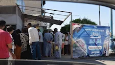 "انبسطوا وكلوا بألف هنا".. موقف مفاجئ من محافظ السويس مع سيدات داخل محل أسماك -صور