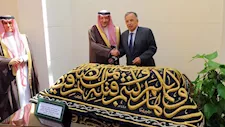 نبيل فهمي يتسلم قطعة من كسوة الكعبة هدية من السعودية للجامعة العربية