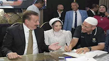 "وقف جنبها كأنه أبوها".. محافظ بورسعيد وكيلاً لعروس يتيمة في عقد قرانها - صور