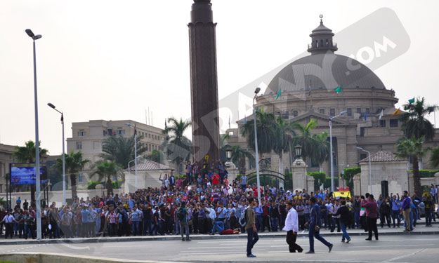 الشرطة تلاحق طلاب أنصار مرسي بجامعة القاهرة بالغاز