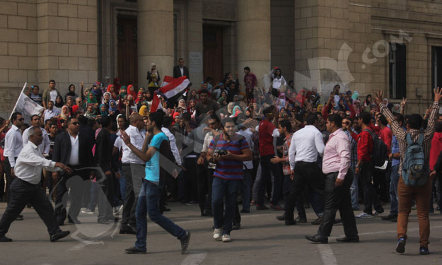 طلاب الإخوان بجامعة القاهرة يعتدون على سيارة شرطة.