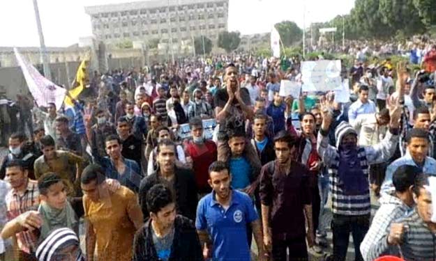 طلاب من أنصار مرسي يغلقون كليتي التجارة والتربية ب