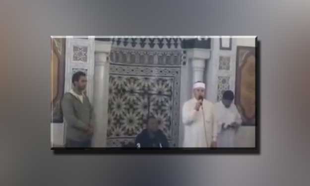 بالفيديو.. سائح بريطاني يشهر إسلامه بمسجد في الغرد