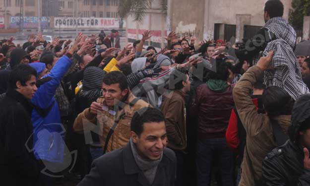طلاب من أنصار مرسي يقطعون شارع مراد بالجيزة وسط غي