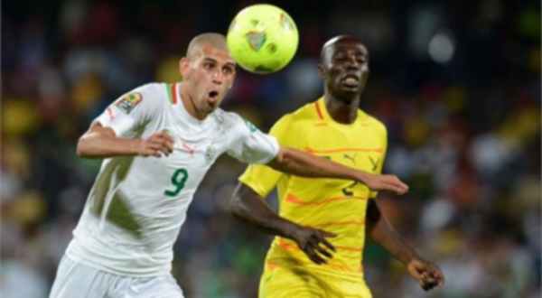 الجزائري الدولي إسلام سليماني يتوج بجائزة الكرة ال