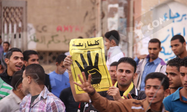 طلاب من أنصار مرسي بالأزهر يعتدون بالضرب أحد الصحف