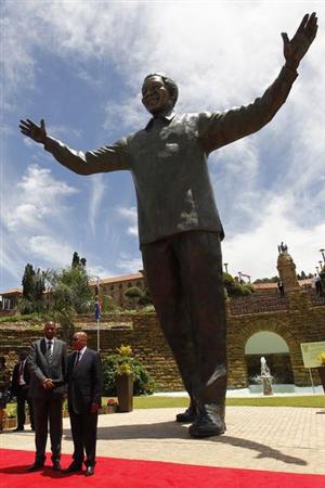 جنوب افريقيا تزيح الستار عن تمثال ضخم لمانديلا
