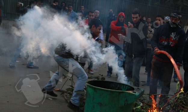 طلاب من أنصار مرسي بجامعة عين شمس يقطعون طريق الخل