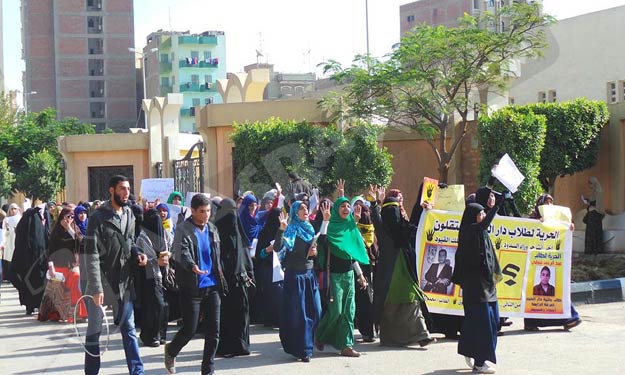 مسيرة تجوب جامعة الأزهر بهتاف ''يسقط أمن الدولة''