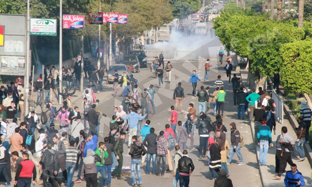 طلاب من  أنصار مرسي يتراجعون من أمام محيط وزارة ال