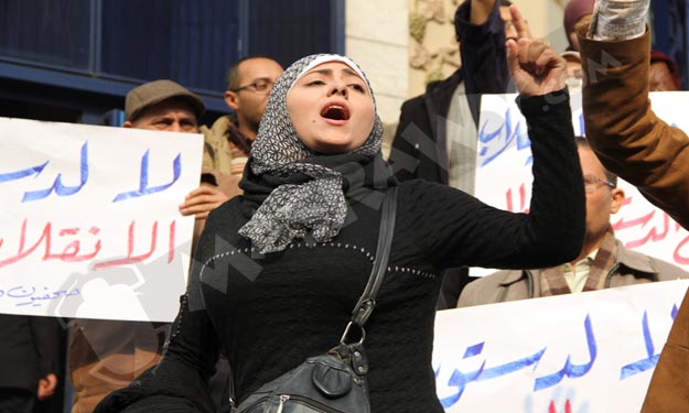 بالصور.. تراشق بالألفاظ بين مؤيدين لمرسي والمارة أ