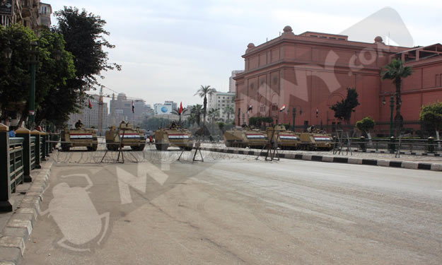 قوات الجيش تواصل إغلاق ميدان التحرير أمام حركة الس