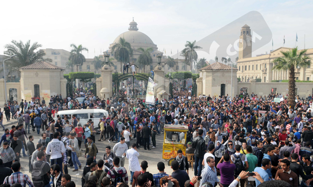 عشرات الطلاب يتظاهرون بجماعتي القاهرة وعين شمس للم